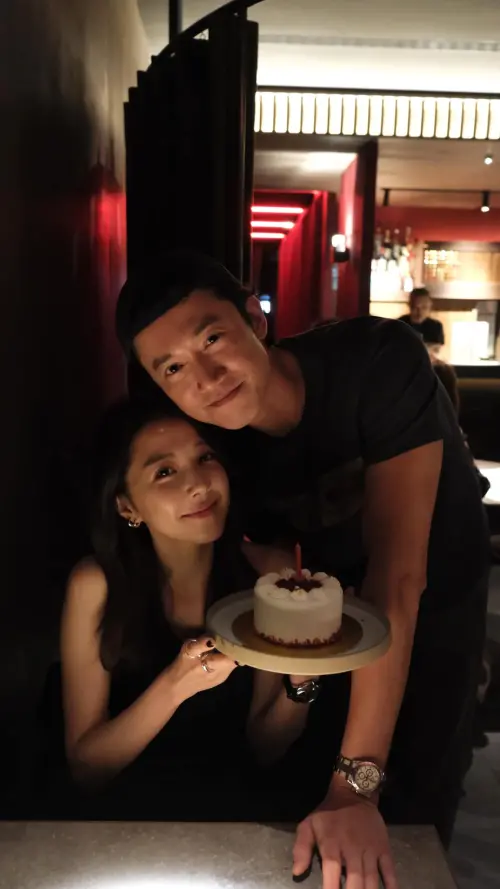 ▲邵雨薇(左)依偎著吳慷仁慶祝34歲生日,。(圖/翻攝自邵雨薇FB) ▲邵雨薇(左)依偎著吳慷仁慶祝34歲生日,。(圖/翻攝自邵雨薇FB)