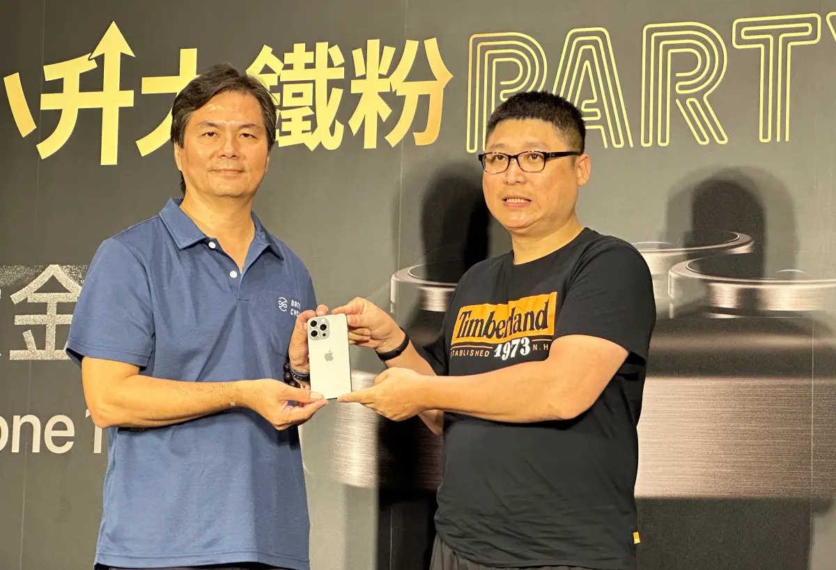 ▲亞太電信iPhone 15開賣，頭香鐵粉排隊8天7夜。（圖／記者周淑萍攝）