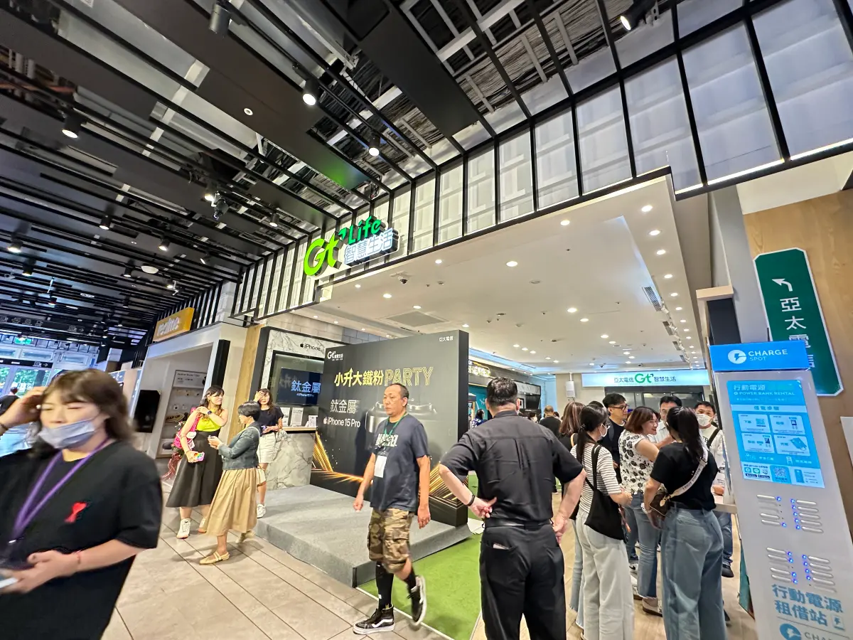 ▲遠傳和亞太預計在12月15日合併，屆時遠傳也會承接亞太用戶的原有合約。亞太在網路門市推出的388 4G不限速吃到飽方案預計申辦到12月9日為止，相較於其他電信商更顯優惠 。（圖／周淑萍攝）