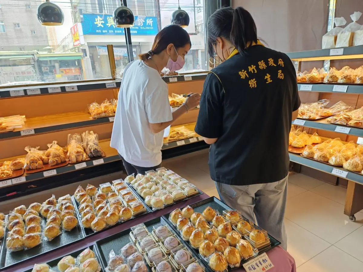 ▲衛生局稽查小組啟動稽查，稽查人員持續每日針對縣內大賣場、連鎖超商、傳統雜貨店、傳統市場、早餐店、烘焙業、餐飲業等處稽查。（圖／新竹縣政府提供）