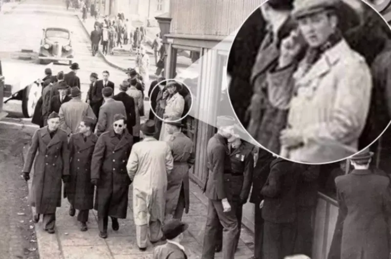 ▲1張據悉拍攝於1943年的老照片，是近年有關「時光旅人」是否存在的討論焦點之一。（圖／翻攝自鏡報）