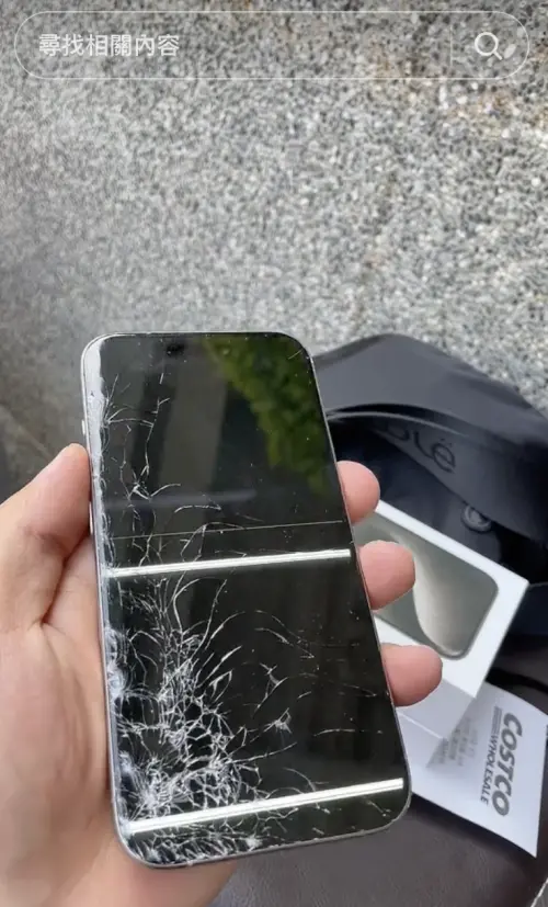 ▲從另一則影片可見,該iPhone 15螢幕上不只有裂痕,還有數條白色橫線,貌似顯示器已經完全故障。(圖/翻攝自TikTok「陳雷秀鳳|雷神修蘋果」) ▲從另一則影片可見,該iPhone 15螢幕上不只有裂痕,還有數條白色橫線,貌似顯示器已經完全故障。(圖/翻攝自TikTok「陳雷秀鳳|雷神修蘋果」)
