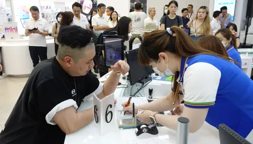 iPhone 15開賣。(圖/鄭孟晃攝) ▲iPhone 15開賣。(圖/鄭孟晃攝)
