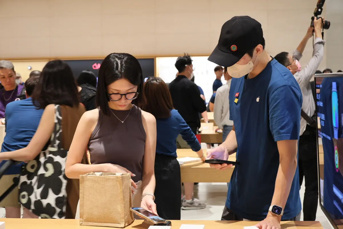 ▲有大學新鮮人因為沒有使用iPhone 手機遭到同學取笑，讓安卓用戶站出來力挺，內行的安卓用戶認為有不少功能都是蘋果跟不上，且用過就回不去了！（圖／鄭孟晃攝）