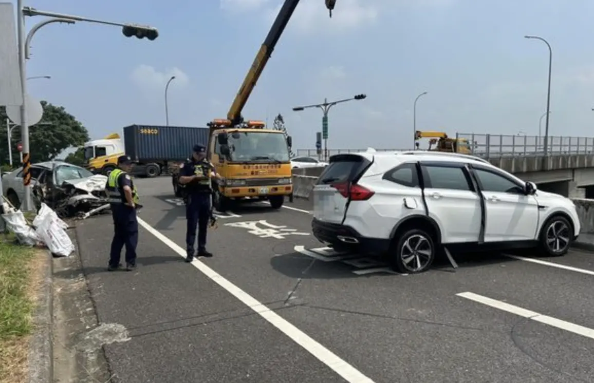 ▲國道1號嘉義水上交流道匝道發生一起嚴重車禍，兩輛白色轎車由於不明原因發生碰撞，其中一輛左側車身嚴重凹陷，另外一輛車頭變形、嚴重毀損，據了解，2輛車內各有2人，其中1人失去呼吸心跳，警消獲報到場後緊急將4人送醫，詳細原因待釐清。（圖／翻攝畫面）