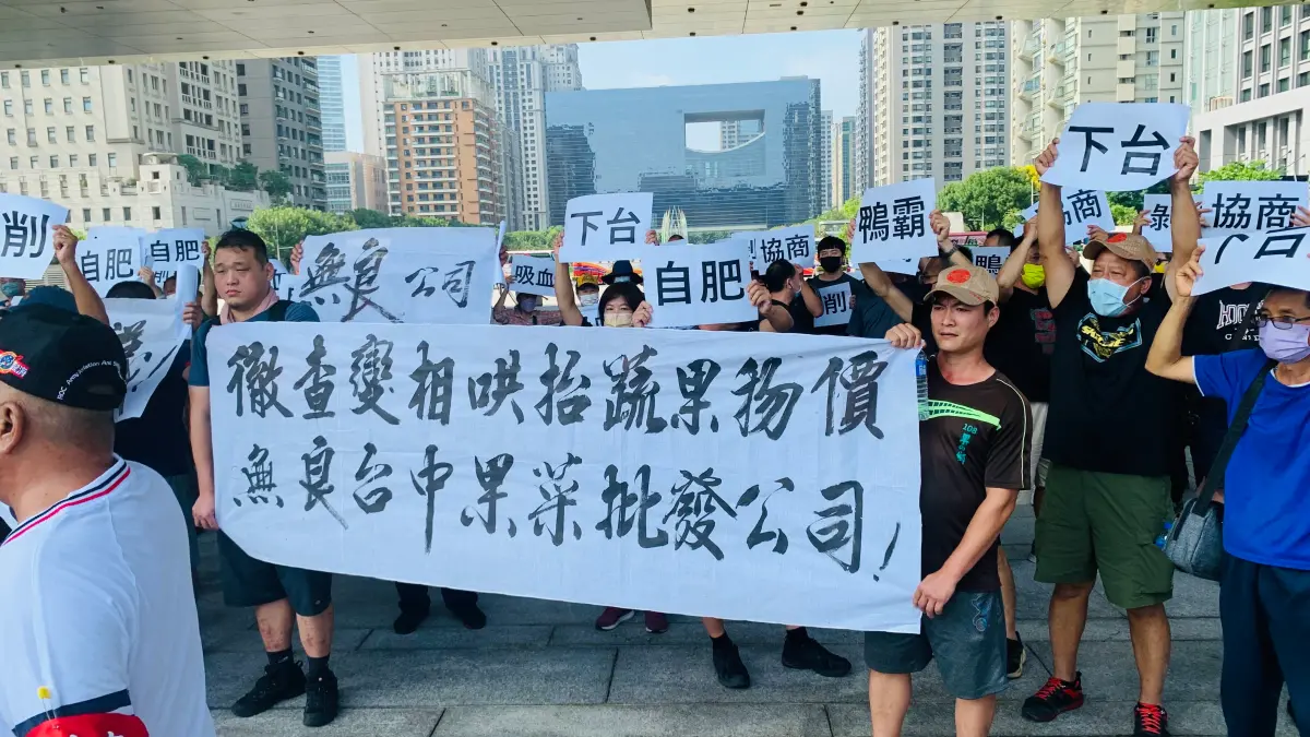 ▲攤商指台中果菜運銷公司收取高額的蔬果冷鏈租金，無疑是變相哄抬物價。（圖／記者顏幸如攝，2023.09.22）