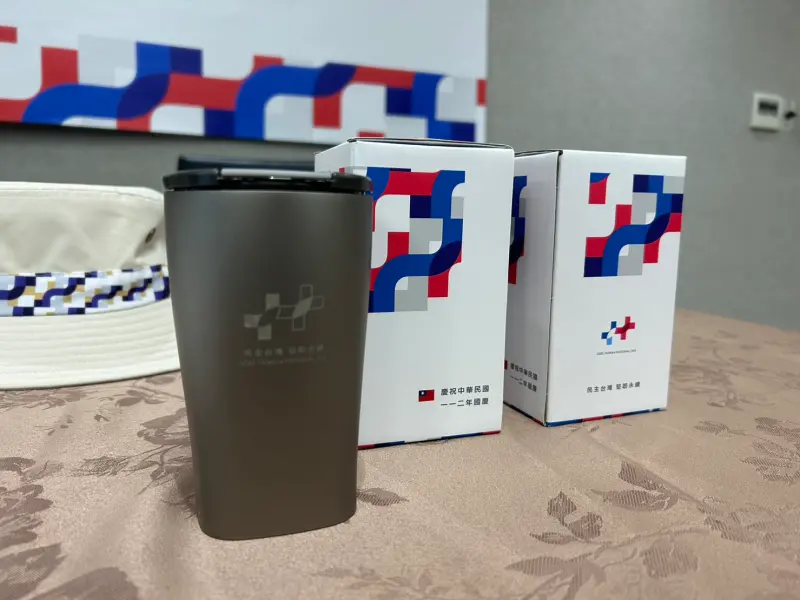 ▲國慶純鈦杯外型採下方上圓的設計。(圖/記者林怡昕攝,2023.09.22)