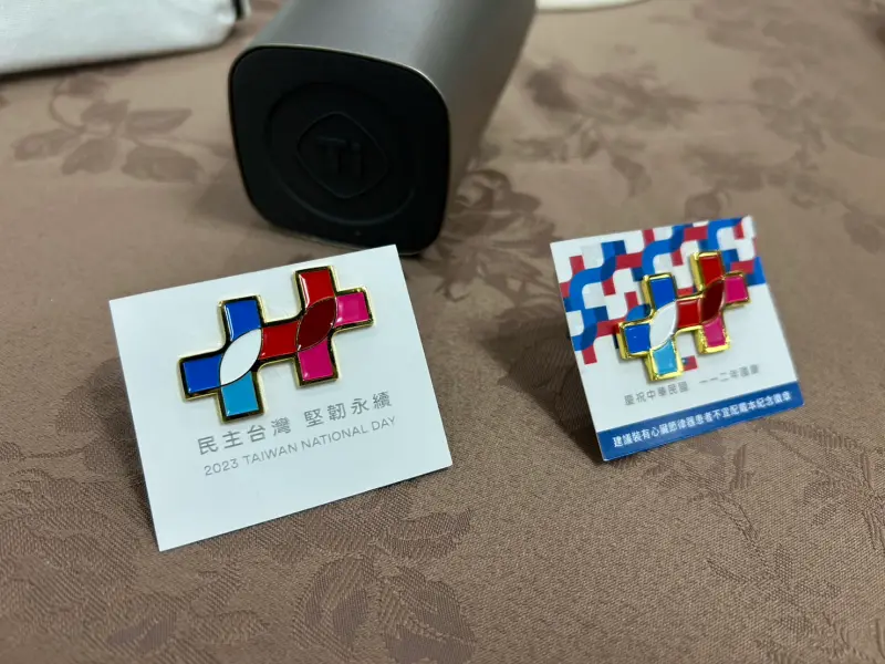 ▲國慶徽章有國旗在空中飄揚效果。(圖/記者林怡昕攝,2023.09.22)