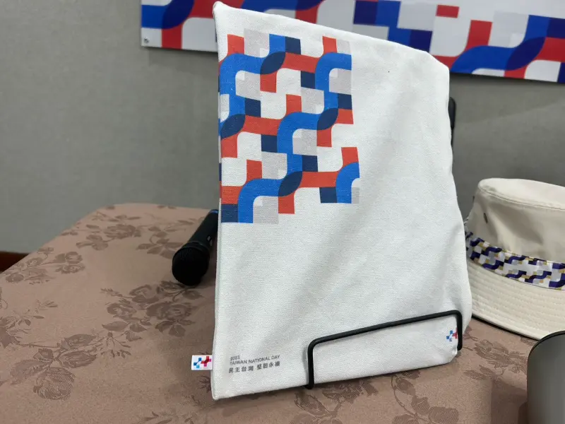 ▲國慶提袋採用國慶主視覺。(圖/記者林怡昕攝,2023.09.22)