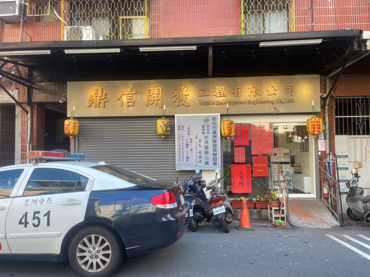 ▲4名男子持球棒揮砸蘆洲區水河里辦公室，現場鐵門還留有潑灑過的紅漆。（圖 ／翻攝畫面）