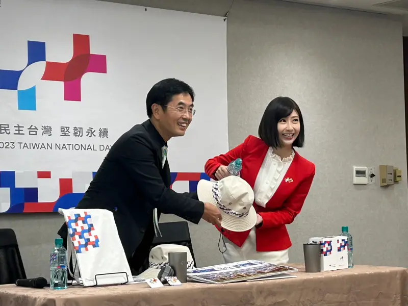 ▲國慶大會主持人莊惠琪示範,國慶貴賓帽的防水功能。(圖/記者林怡昕攝,2023.09.22)