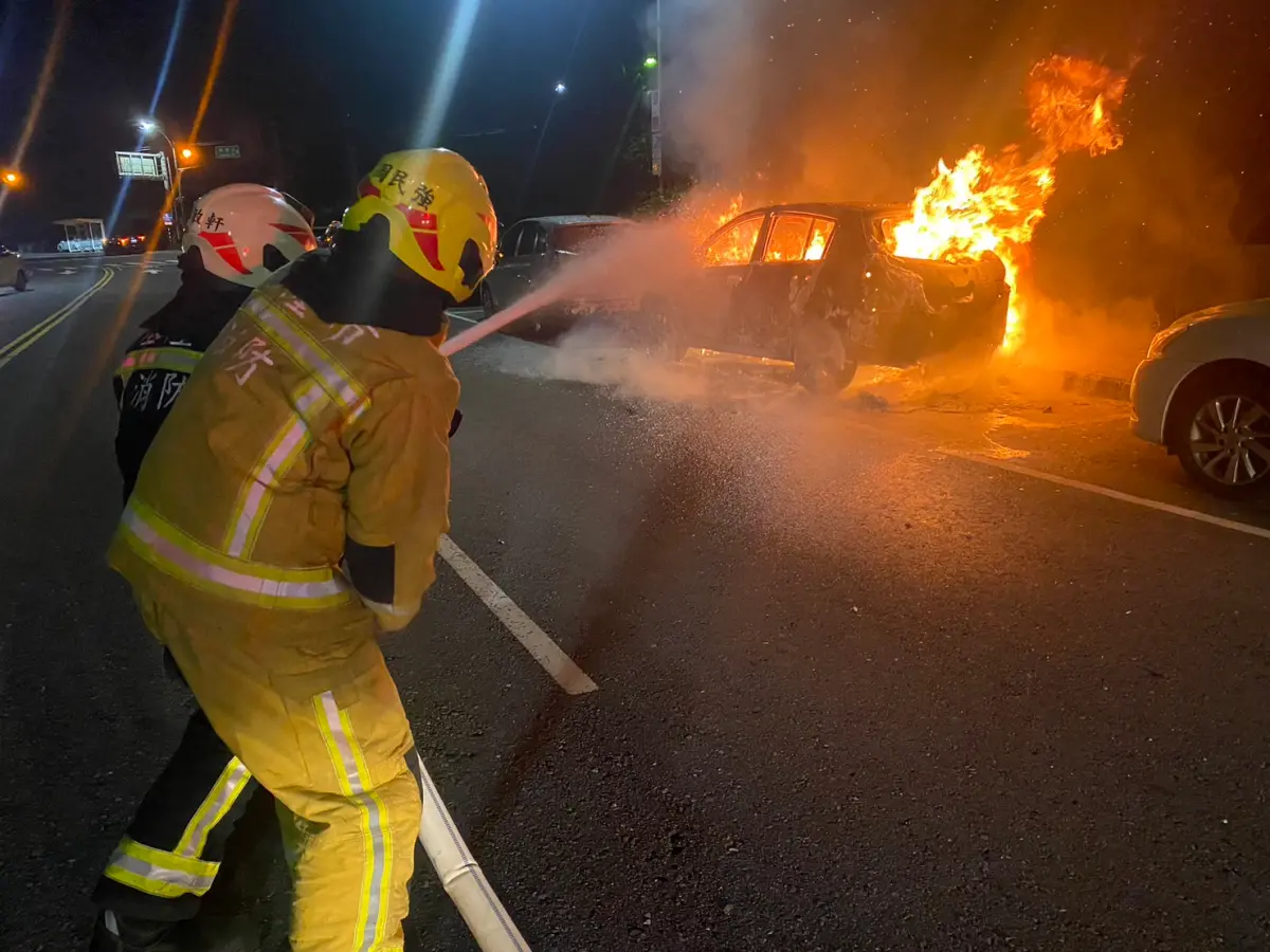 ▲基隆市調和街今晨（22日）發生火燒車事故，26歲的史姓女子疑似想不開，打算在副駕駛座燒炭尋短，豈料卻引發火燒車。（圖／翻攝畫面）