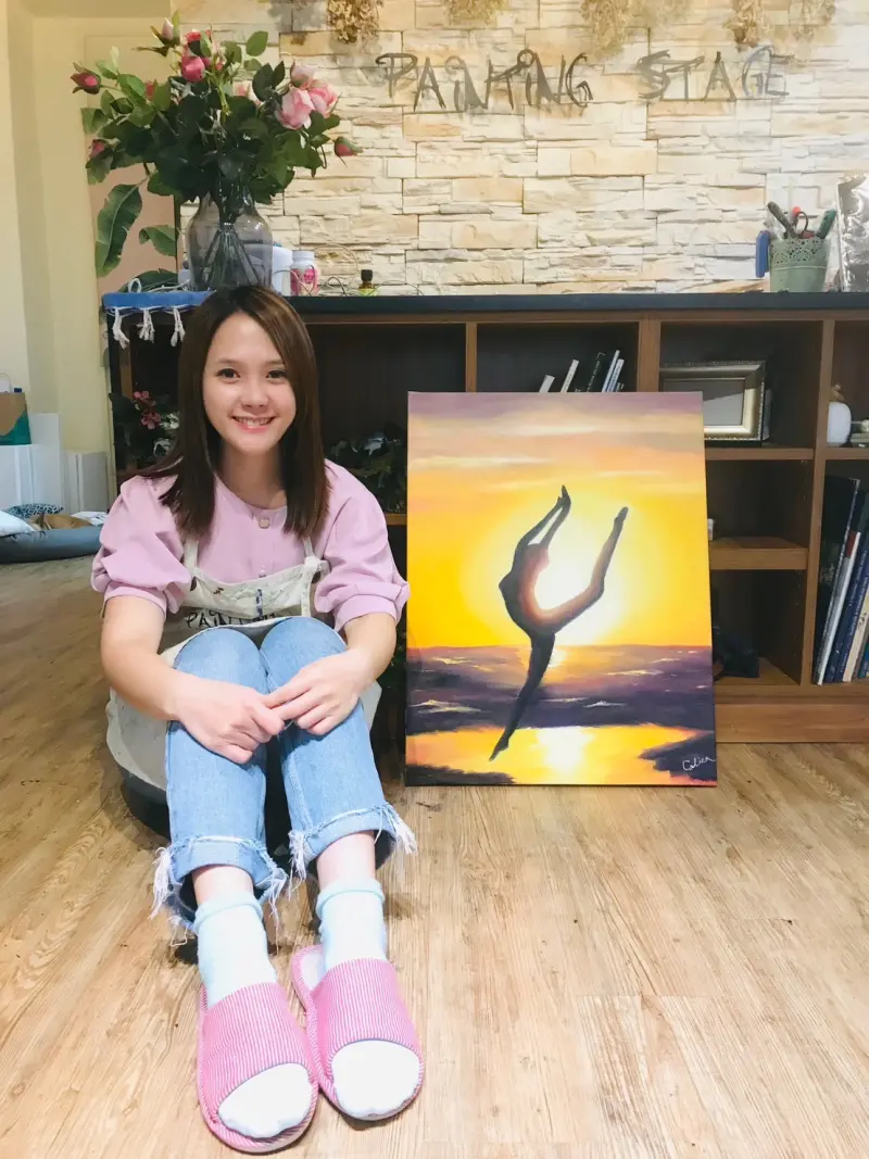 ▲吳怡萱說,平常遇到煩心事就會畫油畫,或是跳舞。(圖/吳怡萱提供)