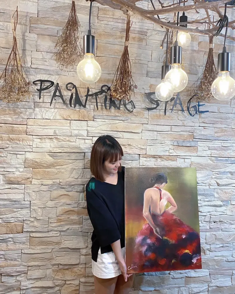 ▲吳怡萱說,平常遇到煩心事就會畫油畫,或是跳舞,也學過民族舞蹈。(圖/吳怡萱提供)