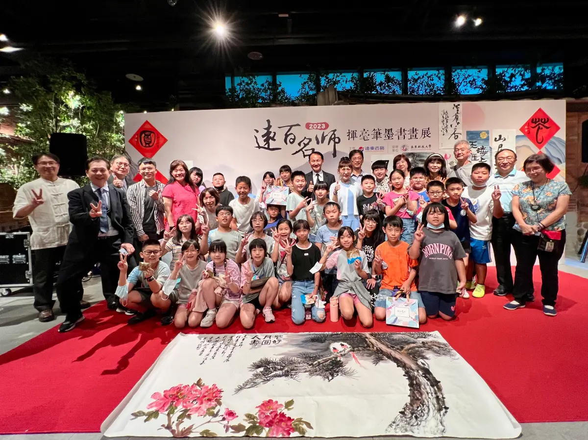 ▲由六位名師以松樹、綬帶鳥、牡丹等象徵富貴、長壽寓意的景物共同創作創意書畫。（圖／品牌提供）