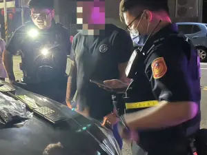 台南警深夜攔查違規意外查獲大量毒品

