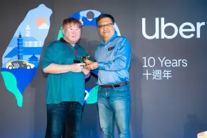 ▲賴柏榮以深夜交通安全為原則，於今年 Uber 「合作夥伴頒獎典禮」獲飛狗衛星合作車隊董事長陳寬宏頒發「深夜行程守護者」肯定。（圖／品牌提供）