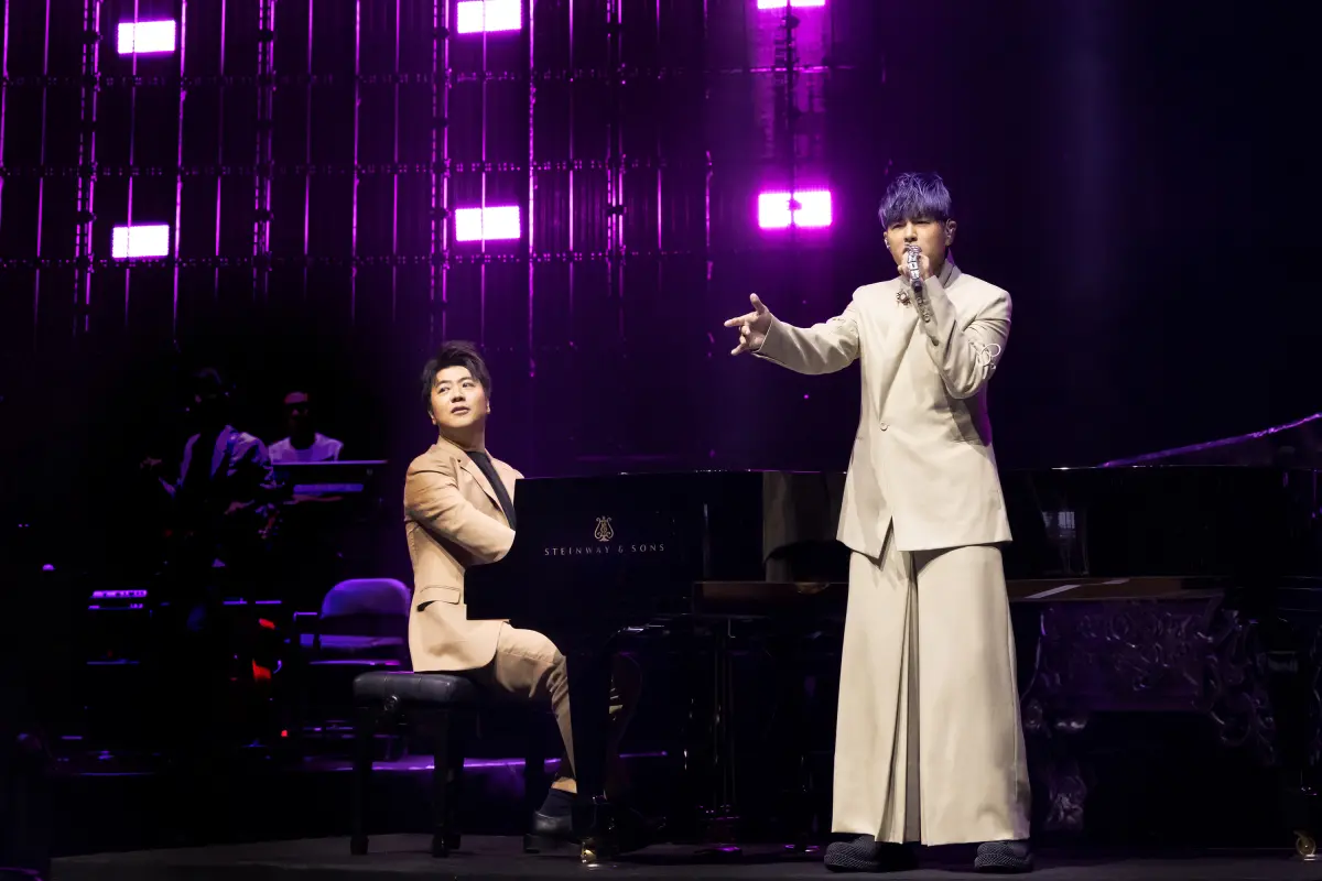 ▲周杰倫（右）在演唱會上邀來郎朗當嘉賓，兩個人精彩的鬥琴，讓全場粉絲超嗨。（圖／杰威爾音樂提供）