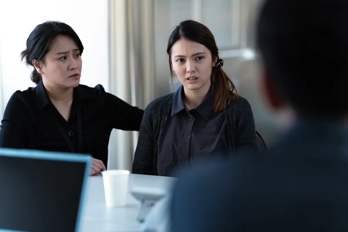 ▲《未來少女》緋紅魅影成員林詩雅（右）在《地獄里長》 飾演移工看護「妮妮」，第一次演戲就要挑戰哭戲、懷孕生子。左為飾演社工的海裕芬。（圖／風起娛樂提供）