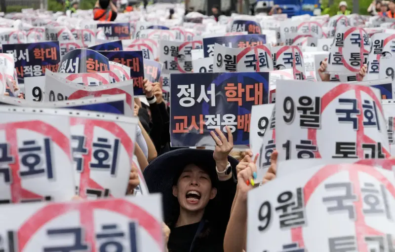 ▲韓國一名首爾24歲女教師於7月18日在教室輕生，引爆韓國教職人員抗爭，最終讓韓國國會昨（21）日修法來保障教師權益。（圖／美聯社／達志影像）