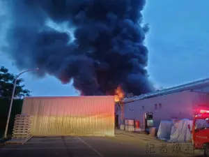 屏東加工出口區科技公司爆炸起火！傳有消防員受傷　高市消防支援
