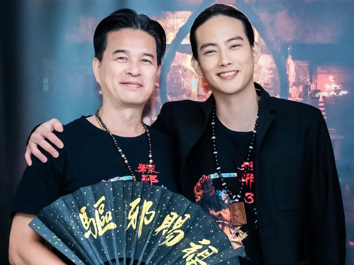 ▲李興文（左）兒子曾夜闖家具店「自己來」，他曝近況嘆：「我對他嘔心瀝血」。右為《粽邪3：鬼門開》男主角張庭瑚。（圖／華影國際）