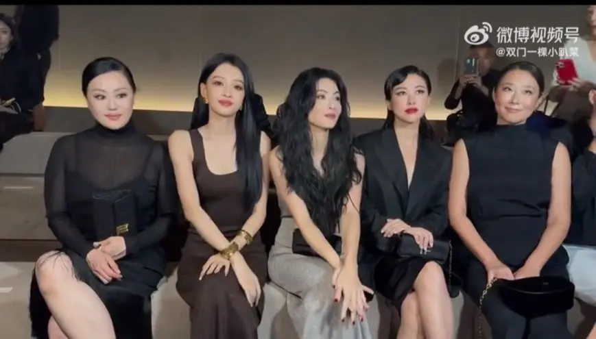 ▲章小蕙（左起）當年搞得前夫鍾鎮濤破產，日前和孫怡、張柏芝、朱珠參加米蘭時裝週，外表依舊凍齡。（圖／翻攝薰衣草微博）