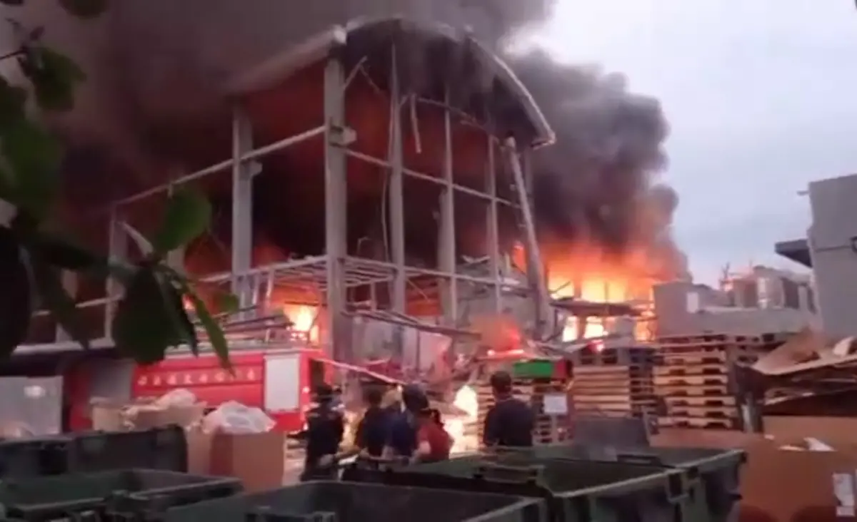 ▲屏東市科技公司倉庫爆炸多人受傷一人無生命跡象火勢持續燃燒中。（圖／翻攝畫面）