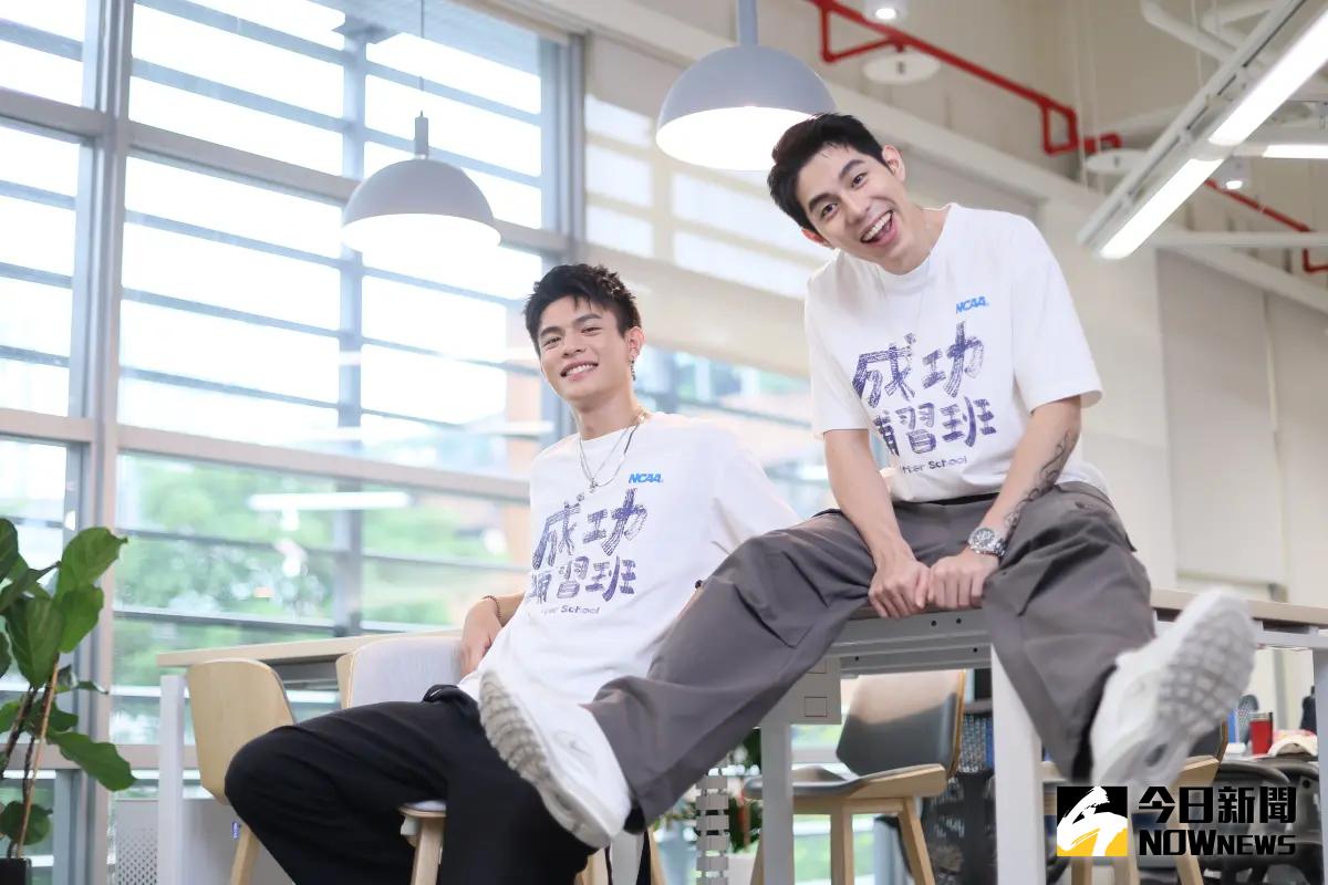 ▲電影《成功補習班》雙男主角受訪時，林葉亭兒子邱以太（左）自爆曾帶女友「看包廂電影」，在裡面牽手、吃厚片。（圖／記者鄭孟晃攝影） 