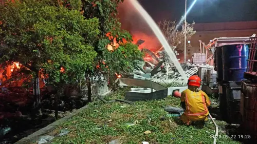 ▲屏東科技公司爆炸起火，現場火勢嚴峻，1消防員不幸殉職。（圖／翻攝畫面）