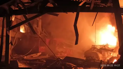 ▲屏東科技產業園區爆炸起火，現場火勢嚴峻，1消防員不幸殉職。（圖／翻攝畫面）