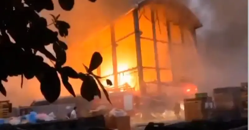 ▲屏東科技產業園區爆炸起火，現場火勢嚴峻，1消防員不幸殉職。（圖／讀者授權提供）