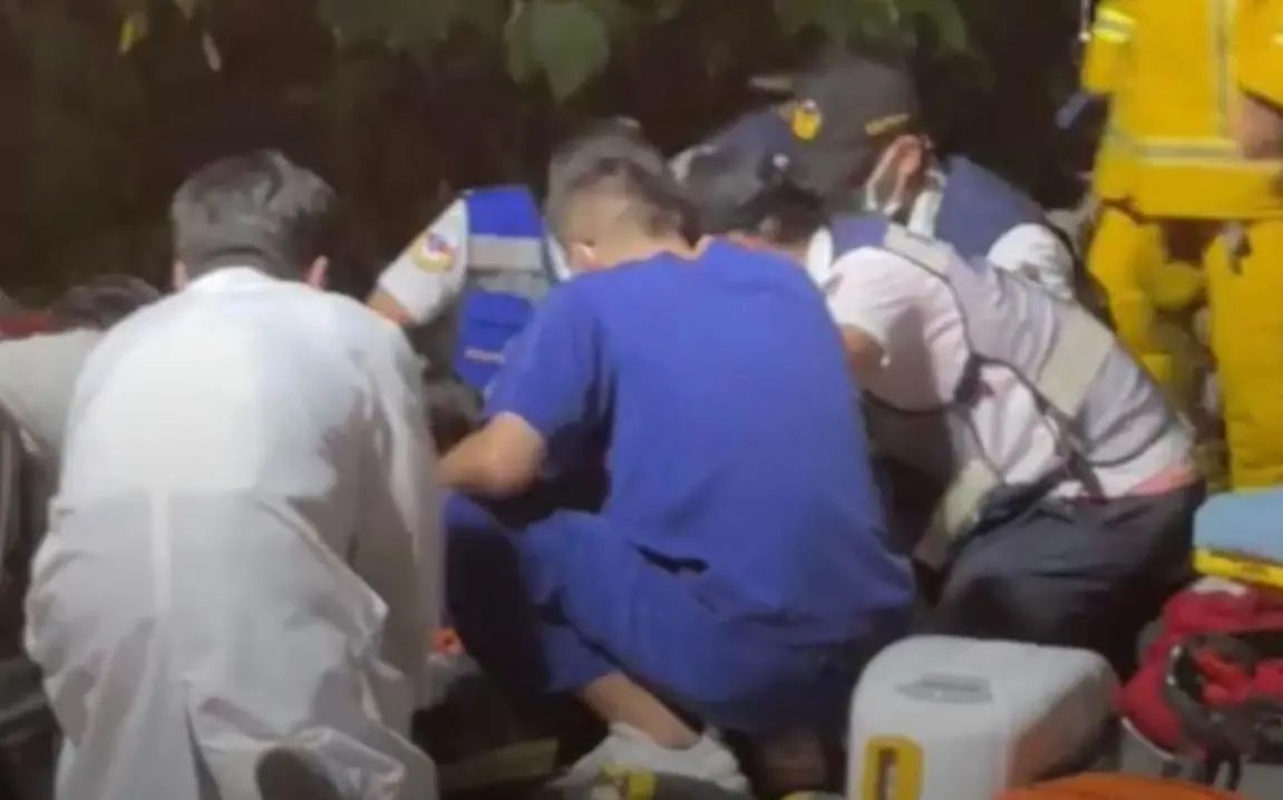 ▲22日晚間，屏東科技園區一處工廠發生爆起火，因範圍波及距離大，造成至少74人受傷送醫，1名消防員不幸殉職，有多名醫師及醫護人員隨即到場支援。（圖／翻攝屏東小鎮資訊）