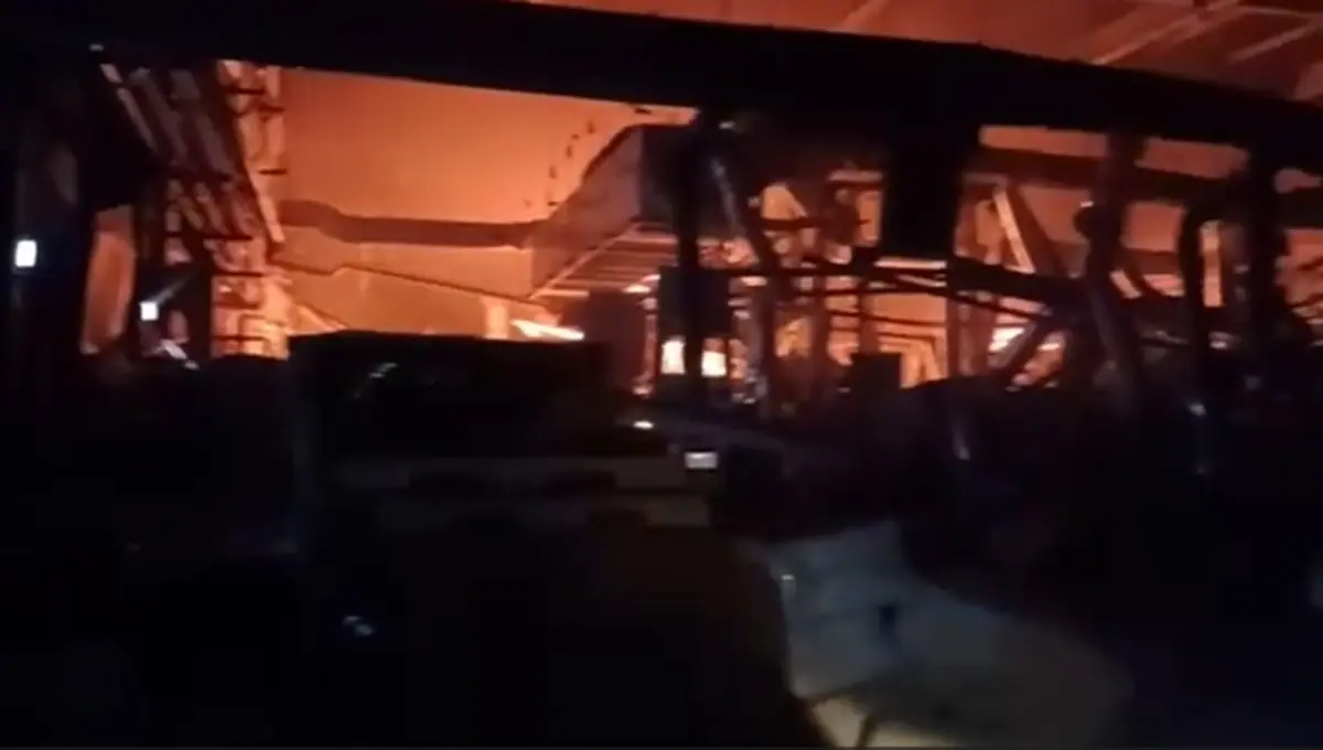 ▲位於屏東的明揚國際科技公司22日驚傳爆炸，火勢猛烈，建築內部坍塌，有消防員不幸殉職，另有多人輕重傷。（圖／民眾提供）