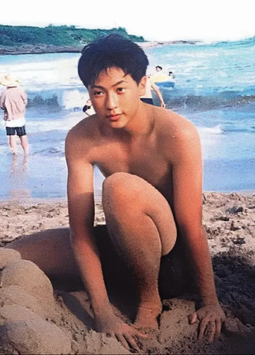 ▲阿信曬出大學時期的嫩照。（圖／五月天阿信臉書）