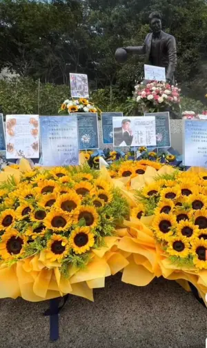 ▲高以翔墓園出現眾多粉絲獻上的花。(圖/高宇橋臉書) ▲高以翔墓園出現眾多粉絲獻上的花。(圖/高宇橋臉書)