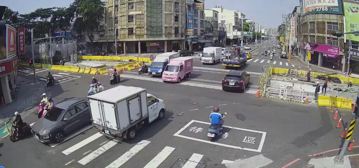 ▲因應輕軌年底成圓，高雄輕軌可望於今年10月下旬軌道鋪軌完成，各處施工路口全數開通。（圖／高雄市政府捷運局提供）
