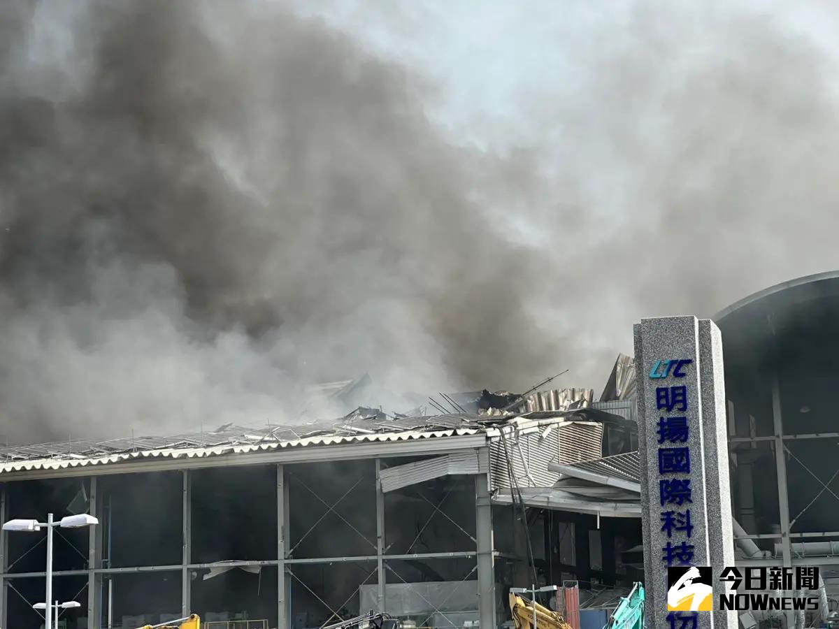 ▲屏東產業園區22日晚間發生工廠火警，今（23）日上午警消在現場持續救災。（圖／記者黃禹馨攝，2023.09.23） 