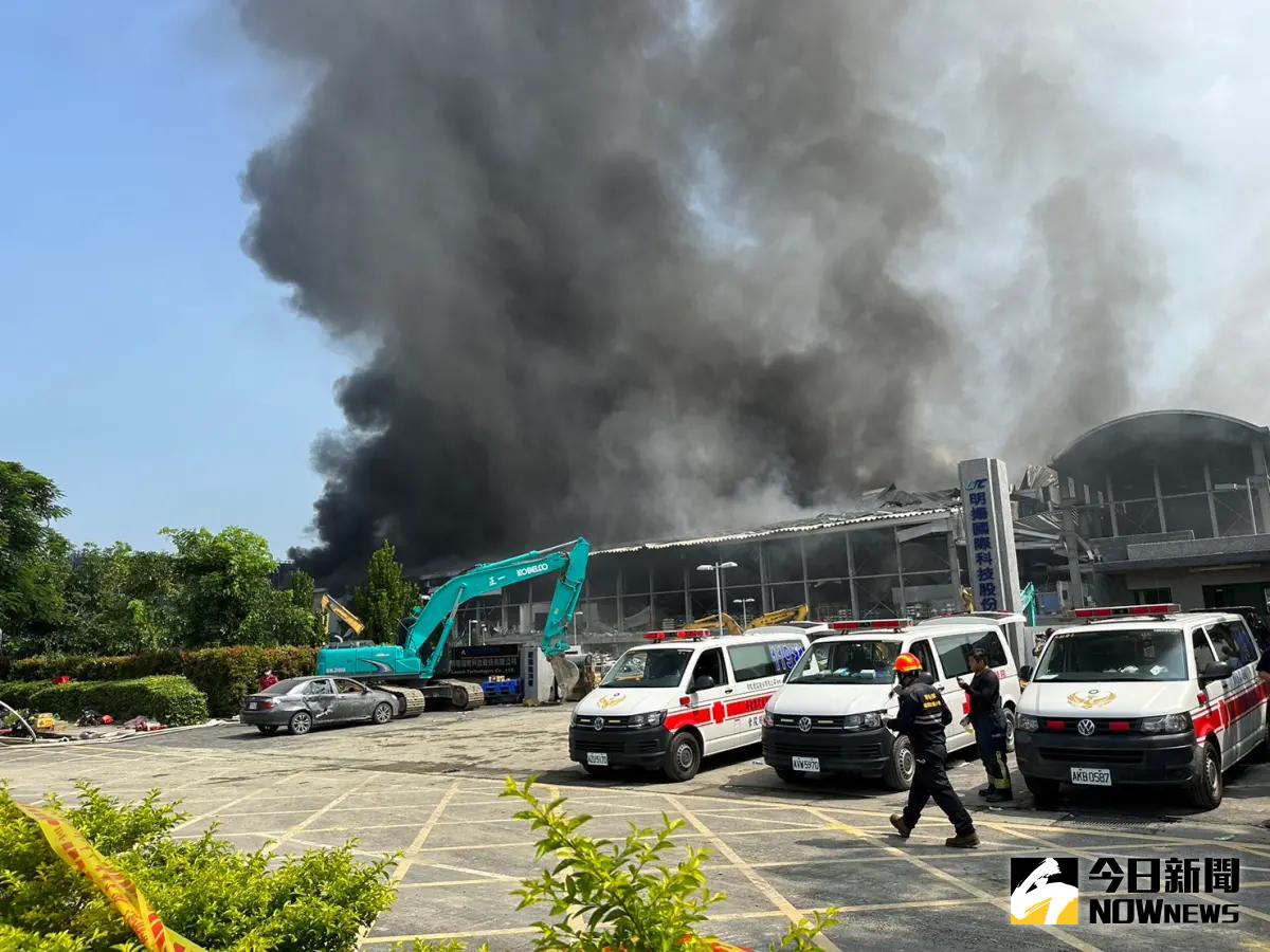 ▲屏東產業園區22日晚間發生工廠火警，今（23）日上午警消在現場持續救災。（圖／記者黃禹馨攝，2023.09.23） 
