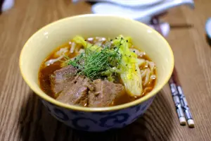 牛小排不但牛排館常見,在中式料理餐廳菜單上也常有,像是高檔的牛肉麵就經常選擇牛小排來燉煮製作。(圖/記者葉盛耀攝) ▲牛小排不但牛排館常見,在中式料理餐廳菜單上也常有,像是高檔的牛肉麵就經常選擇牛小排來燉煮製作。(圖/記者葉盛耀攝)