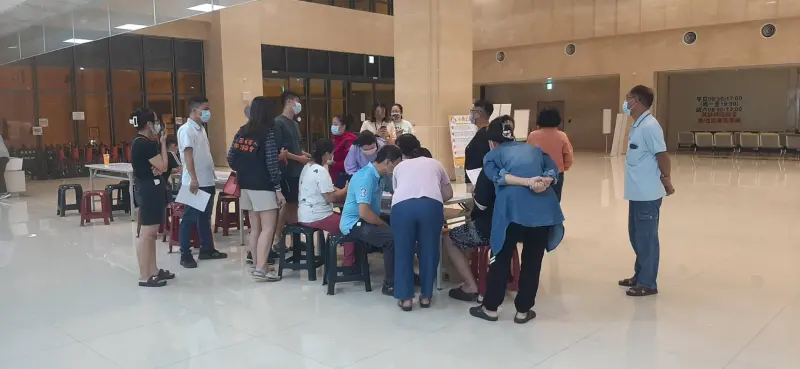 ▲屏東工廠大火，地檢署待命支援，犯保分會派員到醫院協助（圖／屏東地檢署提供）