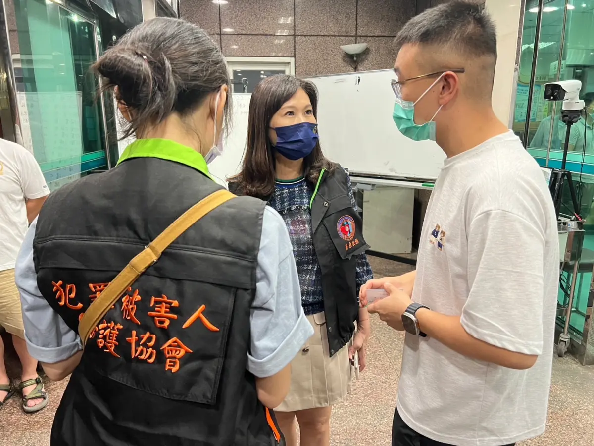 ▲屏東工廠大火，地檢署待命支援，犯保分會派員到醫院協助（圖／屏東地檢署提供）