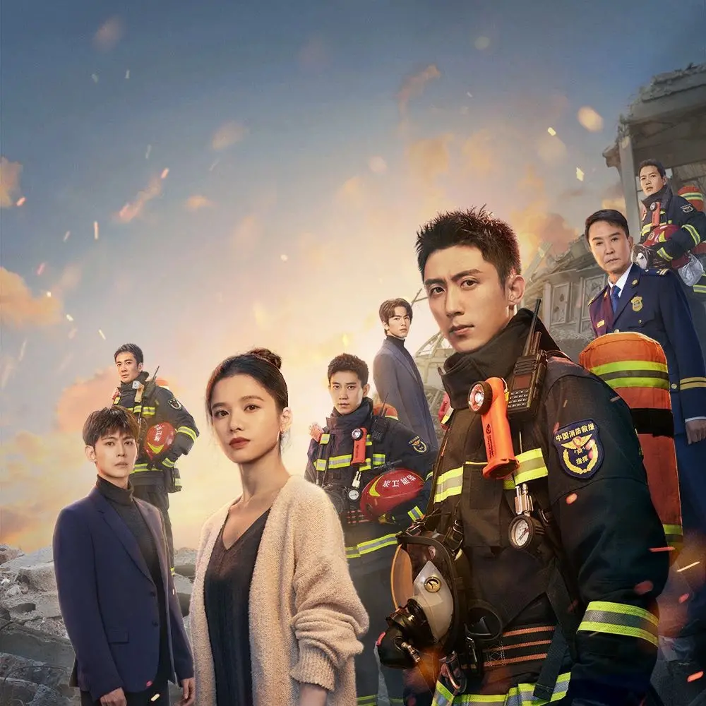 ▲黃景瑜（右3）主演的《他從火光中走來》演繹消防員勇闖火場的驚險劇情，救災場面相當催淚。（圖／翻攝自《他從火光中走來》微博）