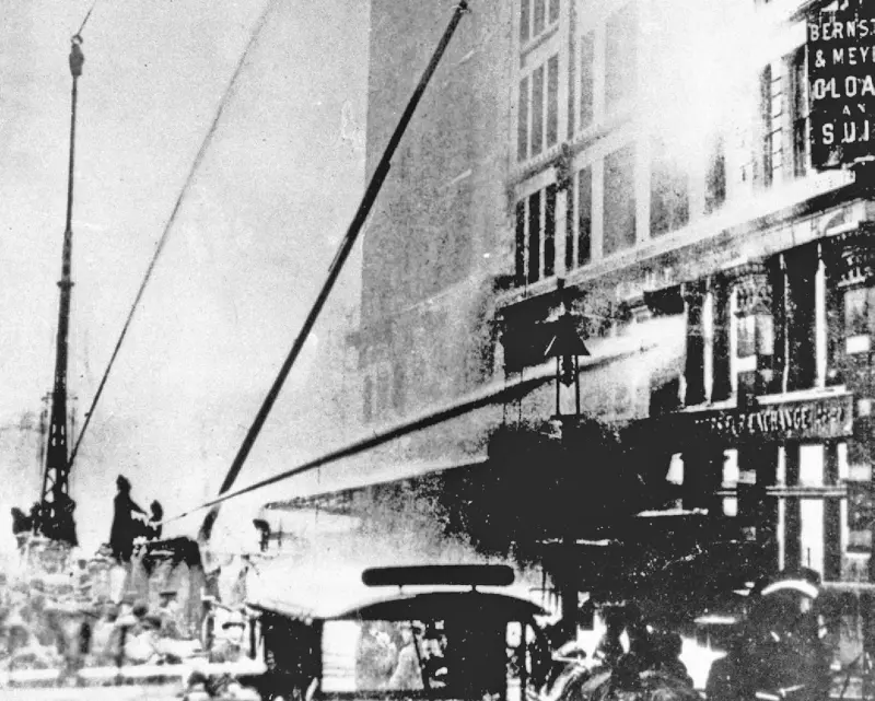 ▲美國紐約市1911年發生的「三角女式襯衣廠」大火，造成146人死亡。（圖／美聯社／達志影像）