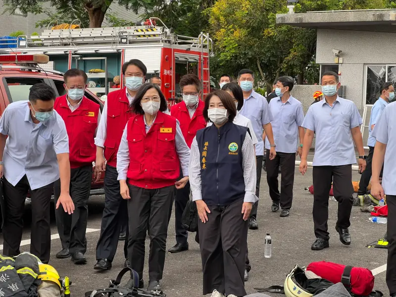 ▲總統蔡英文赴屏東科技產業園區了解工廠大火救災進度，並慰勉現場消防員弟兄。（圖／記者陳建彰攝，2023.09.23）