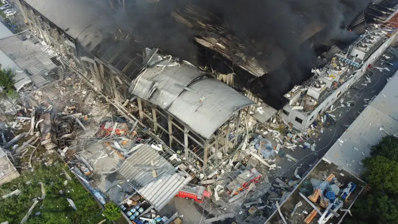 ▲屏東科技園區明揚國際公司工廠，發生爆炸起火事故，截至目前為止已經造成8死、98傷的悲劇。（圖／翻攝畫面）