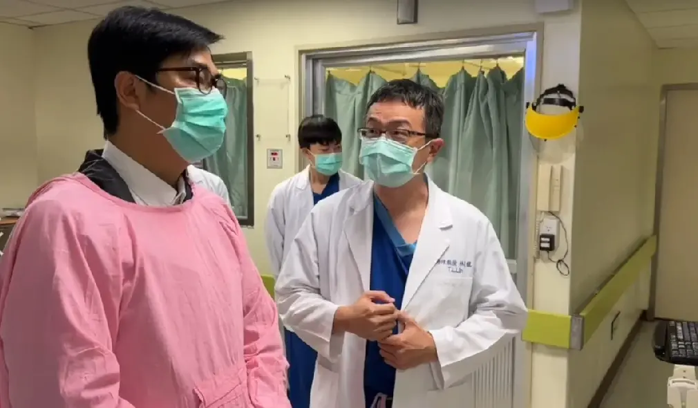 ▲屏東「明揚國際」工廠大火持續搜救中，高雄市長陳其邁前往高雄長庚醫院探視屏東工廠火警傷患及慰問家屬。（圖／高雄市政府提供）