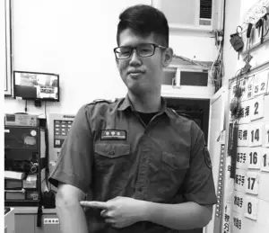 屏東第二分隊隊員、32歲的消防員陳柏翰,進入火場於爆炸後失聯,23日凌晨才尋獲其遺體,讓家屬悲痛萬分。(圖/翻攝畫面) ▲屏東第二分隊隊員、32歲的消防員陳柏翰,進入火場於爆炸後失聯,23日凌晨才尋獲其遺體,讓家屬悲痛萬分。(圖/翻攝畫面)