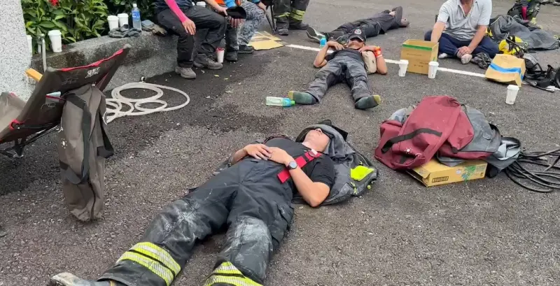 ▲明揚工廠大火從昨晚持續延燒10多個小時，消防員都累癱倒地就睡。（圖／翻攝畫面）