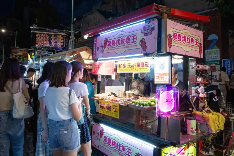 ▲「楓夜市」集結20間攤商變化造型,圖為《新楓之谷》合作攤位粉紅布置。(圖/遊戲橘子)